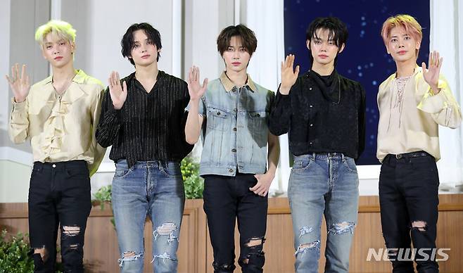 [서울=뉴시스] 최진석 기자 = 그룹 투모로우바이투게더(TOMORROW X TOGETHER, TXT)의 수빈(왼쪽부터), 휴닝카이, 범규, 연준, 태현이 26일 서울 삼성동 코엑스 오디토리움에서 열린 미니 5집 '이름의 장: 템테이션' 발매 기념 미디어 쇼케이스에서 포즈를 취하고 있다. 2023.01.26. myjs@newsis.com