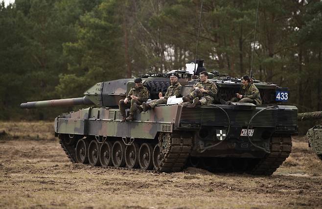 [뮌스터=AP/뉴시스]독일 연방군 93 훈련대대 소속 레오파드2 A7V 주력탱크의 대원들이 뮌스터 훈련장에서 훈련 도중 레오파드2 위에서 잠시 쉬고 있다. 2023.01.26. *재판매 및 DB 금지