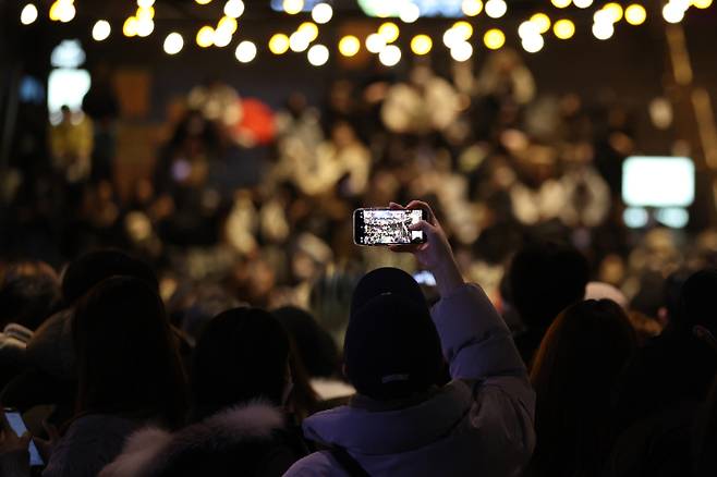 '상견니' 배우와 제작진을 보기 위해 몰려든 사람들. 연합뉴스