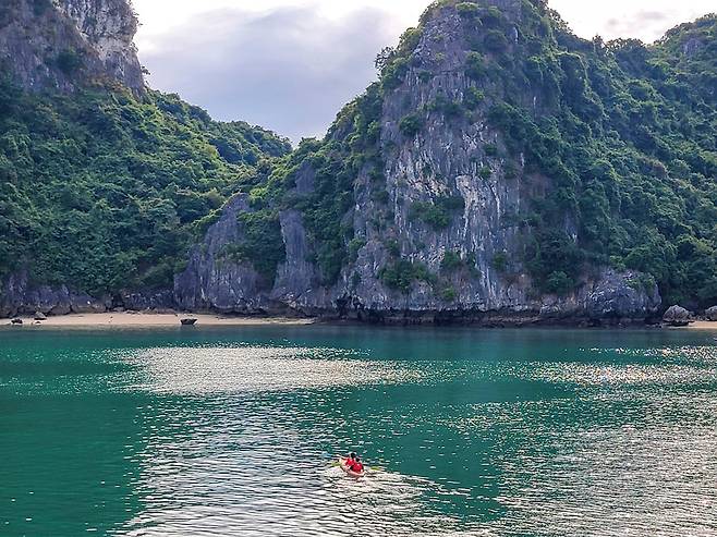 유네스코 지정 세계자연유산이지만, 작은 백사장을 걷거나 카약도 즐길 수 있었다.