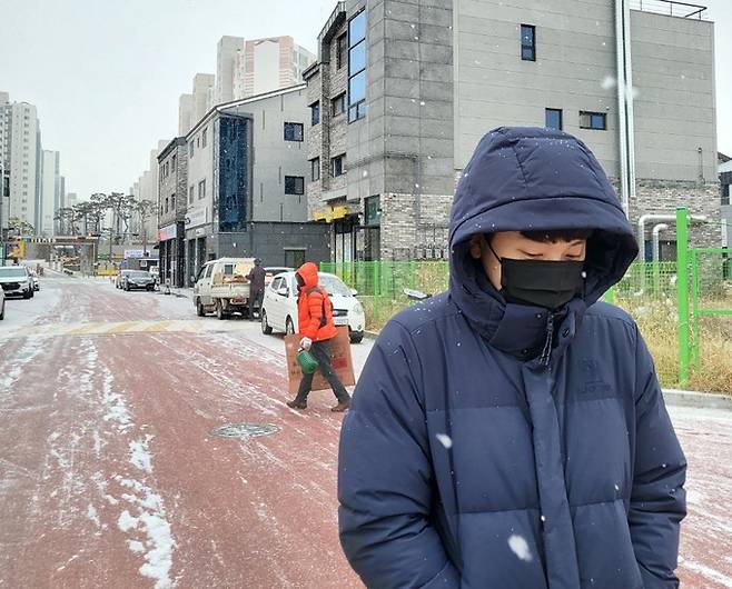 수은주가 영하 13도까지 떨어진 26일 경북 예천군의 주민이 눈발이 쏟아지자 발걸음을 재촉하고 있다.