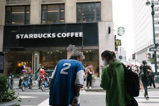 미국 뉴욕의 한 스타벅스 매장 근처에서 노숙인 구호단체 '브레이킹 그라운드'의 활동가 칼리 메들리(오른쪽)가 구호활동을 하고 있다. 미국 스타벅스 홈페이지 캡처. 연합뉴스