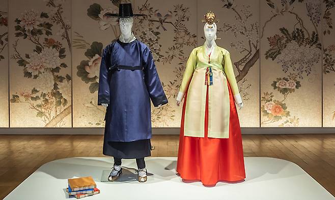 사라져가는 전통의례의 가치를 되새기기 위한 ‘전통한복, 일생의례’에서는 관례와 계례, 혼례, 수연례, 제례 등 일생의례복 10벌을 만나볼 수 있다.