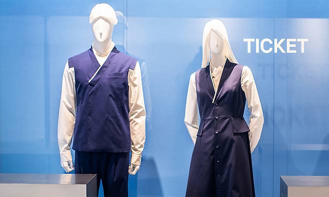 ‘한복 입고 일하다’ 전시장에서는 항공, 열차 등 운송 분야와 여가 서비스직 한복근무복 25벌을 선보인다. 댕기 등 한복의 아름다움을 드러내면서도 편하게 일할 수 있는 디자인이 돋보인다.