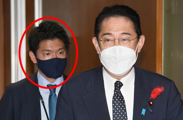 기시다 후미오 일본 총리(왼쪽)와 총리의 장남이자 비서관인 쇼타로(왼쪽)