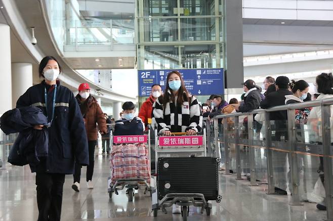 중국 강제격리 폐지 첫날인 8일 홍콩발 베이징행 항공편을 이용해 베이징 서우두 공항에 도착한 승객들이 입국장을 빠져나오고 있다. ⓒ연합뉴스