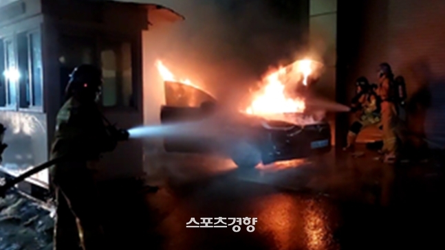지난 7일 서울 성수동에서 테슬라 차량에 불이 난 모습.  사진 | 서울 성동소방서 제공