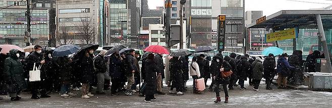“지하철 타자”… 역 밖까지 장사진 - 서울을 비롯한 중부지방에 시간당 1~2㎝ 안팎 눈이 내린 26일 오전 출근길, 우산을 쓴 시민들이 지하철을 타려고 서울 동작구 2호선 사당역 한 출구 앞에 길게 줄을 서있다. 눈 탓에 지하철과 버스 등에 시민들이 몰리면서 이날 서울 등 수도권 대중교통은 종일 혼잡했다. /장련성 기자
