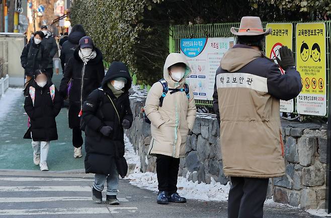 27일 서울의 한 초등학교에서 마스크를 쓴 학생들이 등교를 하고 있다. /뉴스1