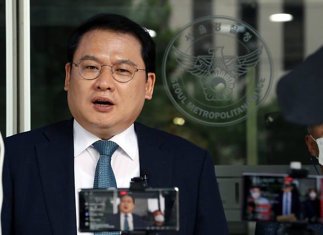 김건희 여사 팬클럽 ‘건희사랑’ 회장을 지낸 강신업 변호사. /뉴스1