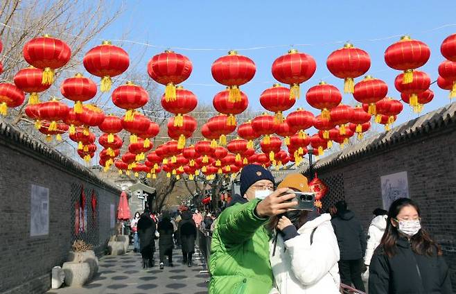 춘제 연휴 둘째날인 지난 22일 중국 수도 베이징 난뤄구샹에서 중국인들이 연휴를 즐기고 있다. /연합뉴스