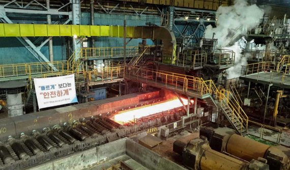 지난해 12월 15일 재가동을 시작한 포항제철소 2열연공장에서 제품이 생산되고 있다. 포스코 제공