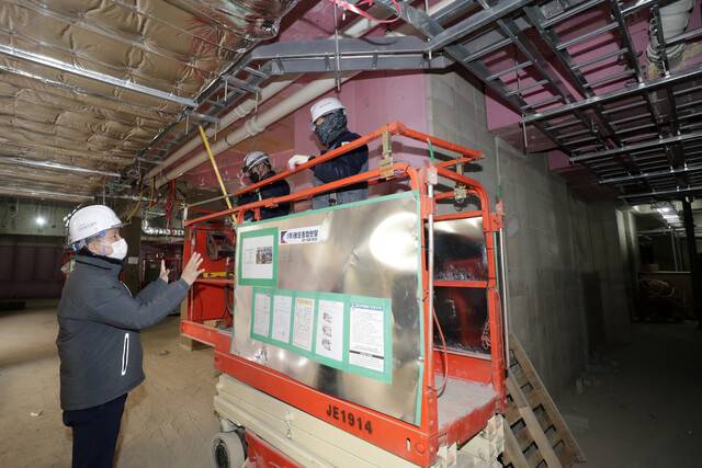 중대재해처벌법 현장 컨설팅에 나선 한국산업안전보건공단 서울광역본부 오병한 전문위원(왼쪽)이 지난해 2월7일 오후 서울 구로구 한 건설현장에서 현장 작업자에게 안전수칙 준수 여부 등을 확인하고 있다. 김명진 기자 littleprince@hani.co.kr