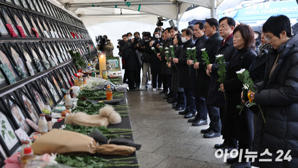 우상호 이태원 참사 국정조사 특별위원회 위원장을 비롯한 특조위원들이 21일 오전 서울 용산구 녹사평역 희생자 시민분향소를 찾아 조문하고 있다. [사진=김성진 기자]