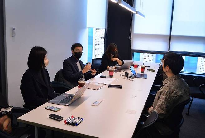 평소 고민을 질문했던 본투비 이종인 대표, 출처: IT동아