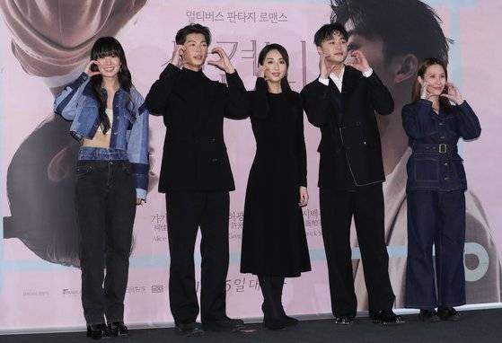 가수 손성희(왼쪽부터)와 배우 허광한, 가가연, 시백우, 프로듀서 마이정이 26일 서울 용산구 CGV 용산아이파크몰에서 열린 영화 '상견니' 내한 기자간담회에서 포즈를 취하고 있다.  '상견니'는 2009년 우연히 만난 두 사람이 묘하게 가슴 설레는 기시감을 느끼면서 시작되는 멀티버스 판타지 로맨스 영화다. 뉴스1