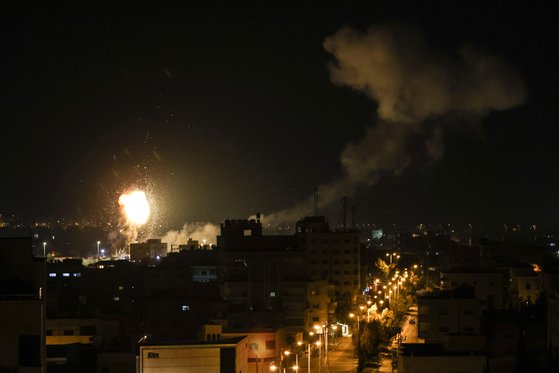 27일(현지시간) 이스라엘이 팔레스타인 영토에 대한 공습을 시작하면서 가자지구 위로 불길과 연기가 치솟고 있다. AFP=연합뉴스