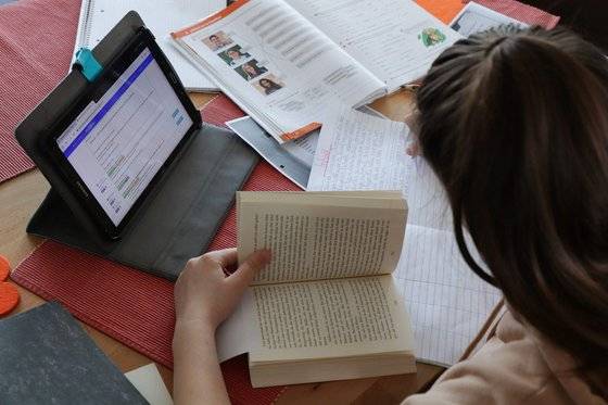 한 독일 학생이 지난 2020년 3월 24일 독일 프랑크푸르트에서 코로나19 팬데믹으로 인해 집에서 컴퓨터를 활용해 화상 수업에 참석하고 있다. AFP=연합뉴스