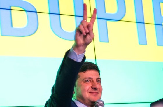 볼로디미르 젤렌스키 대통령이 지난 2019년 치러진 우크라이나 대통령선거 당시 투표 이후 손가락으로 'V'자를 만들어 보여주고 있다. [AP=뉴시스]