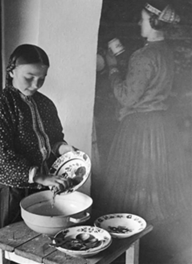 1936년 헝가리의 수도 부다페스트 인근 마을에서 어린 시절을 보내던 한 아이가 설거지를 하는 모습이 담긴 사진. 대구시 제공