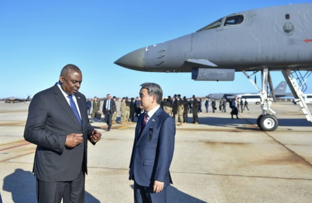 이종섭 국방장관(오른쪽)이 지난해 미국 앤드루스 공군기지를 방문해  로이드 오스틴 미 국방장관으로부터 B-52와 B-1B의 작전운용에 대해 설명을 듣고 있는 모습. 국방부 제공