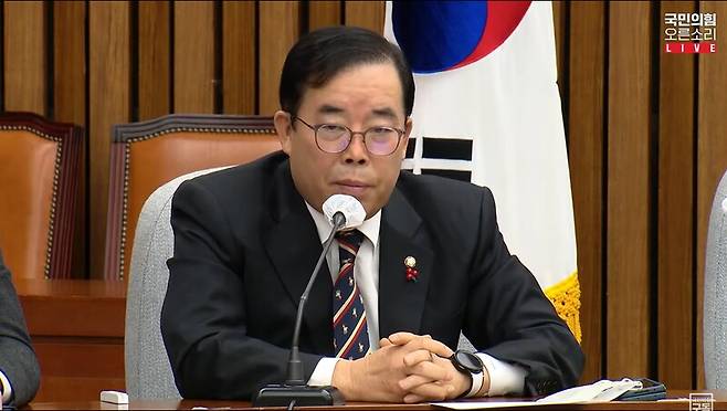 ▲박성중 국민의힘 의원이 27일 오전 국회 본관 245호에서 열린 원내대책회의에서 MBC가 난방비 폭탄 원인을 민주당 주장과 한목소리를 내고 있다며 민주당 포퓰리즘을 보도해야 한다고 주문하고 있다. 사진=국민의힘 오른소리 영상 갈무리