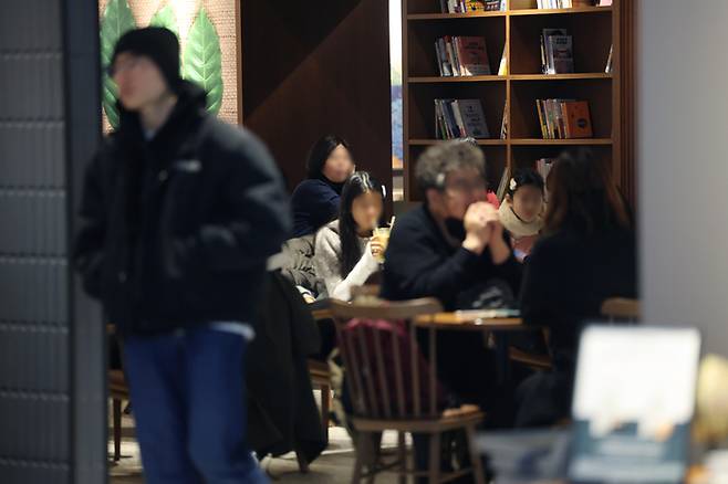 지난 20일 오후 서울 시내의 한 대형서점에 마련된 카페에서 마스크를 벗은 시민들이 대화하고 있다. [사진 출처 = 연합뉴스]
