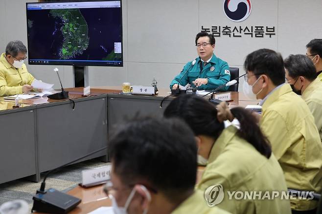 (세종=연합뉴스) 김주형 기자 = 정황근 농림축산식품부 장관이 19일 오전 정부세종청사에서 가축질병 조류인플루엔자(AI)와 아프리카돼지열병(ASF) 중수본 회의를 주재하고 있다. 2023.1.19 kjhpress@yna.co.kr 연합뉴스