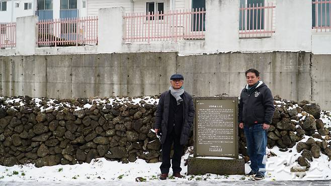 택지개발로 사라질 위기에 처했던 제주시 아라동 4.3성. 주민이 역사 교육의 장으로 활용하고자 지켜냈다. 전명종(84) 할아버지(사진 왼쪽)와 김명석(59) 전 주민자치위원회 간사. 고상현 기자