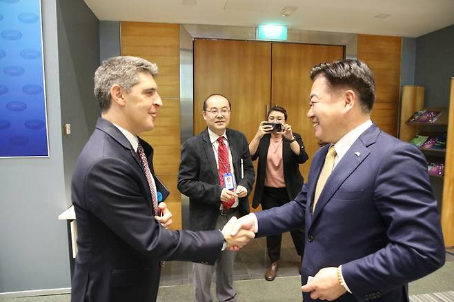 오영훈 제주도지사가 2025년 한국에서 개최될 아시아태평양경제협력체(APEC·에이펙) 정상회의 유치를 위해 26일 에이펙 사무국이 있는 싱가포르를 방문해 사무국 관계자와 환담을 하고 있다. 제주도 제공