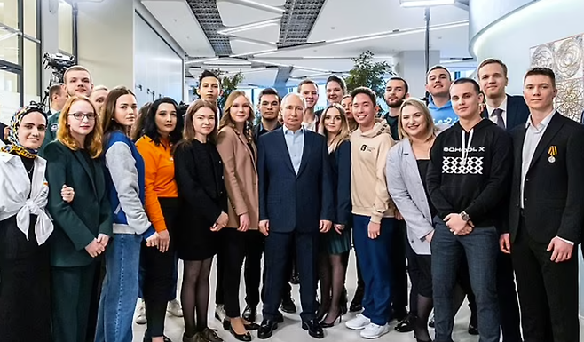 푸틴 대통령은 25일(현지시간) 러시아 학생의 날을 맞이해 모스크바 국립대에서 학생들과 만났다. 로이터 연합뉴스