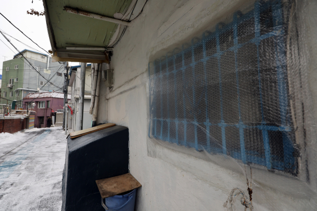 26일 서울 용산구 동자동 한 주택의 창문이 에어캡으로 쌓여 있다. 정부는 난방비 폭탄으로 인한 취약계층 부담을 덜어주기 위해 에너지바우처 지원과 가스요금 할인을 확대하기로 했다./연합뉴스