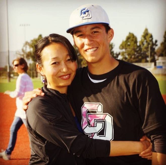 ▲ 어머니 곽경아 씨(왼쪽)와 토미 에드먼. ⓒ토미 에드먼 SNS