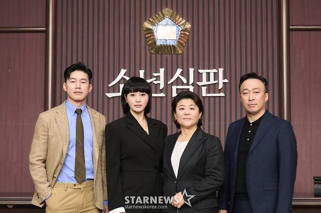 배우 김무열, 김혜수, 이정은, 이성민이 22일 오전 온라인 생중계로 진행된 넷플릭스 오리지널 드라마 '소년심판'(감독 홍종찬) 제작발표회를 위해 포즈를 취하고 있다.  소년범을 혐오하는 판사 심은석이 지방법원 소년부에 부임하면서 마주하게 되는 소년범죄와 그들을 둘러싼 이들의 이야기를 그린 '소년심판'은 오는 25일 공개된다. /사진제공=넷플릭스 2022.02.22 /사진=이동훈 기자 photoguy@