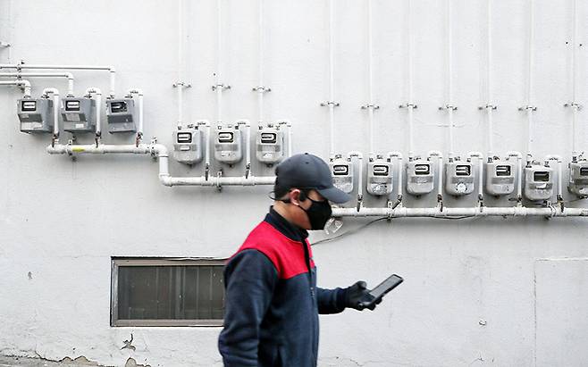 문재인 정부 5년간 LNG 평균 수입 가격은 이명박 정부나 박근혜 정부 때보다 낮았다.[사진=뉴시스]