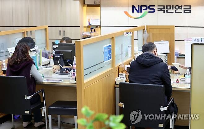 국민연금 (서울=연합뉴스) 김인철 기자 = 9일 서울 서대문구 국민연금공단 서울북부지역본부 종합상담실에서 시민들이 상담을 하고 있다. 
 2023.1.9 yatoya@yna.co.kr