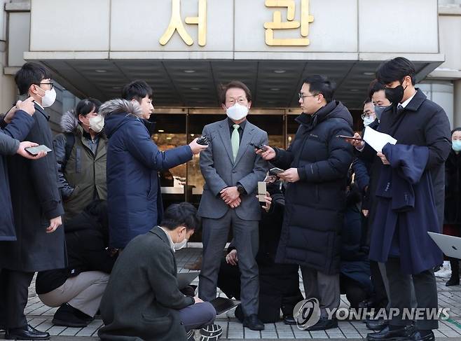 1심 선고 후 발언하는 조희연 (서울=연합뉴스) 류영석 기자 = 해직 교사 부정 채용 의혹을 받는 조희연 서울시교육감이 27일 오후 서울 서초구 서울중앙지법에서 열린 1심 선고 공판에서 징역 1년6개월에 집행유예 2년을 선고받은 뒤 취재진의 질문에 답하고 있다. 2023.1.27 ondol@yna.co.kr