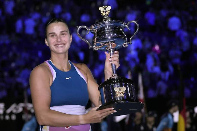 호주오픈 테니스 대회 여자 단식에서 우승을 차지한 아리나 사발렌카가 우승 트로피를 들고 기뻐하고 있다. 사진=AP PHOTO