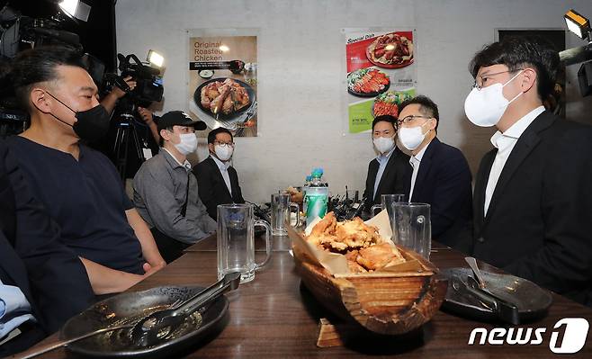 한기정 공정거래위원장(오른쪽 두번째)이 22일 오후 서울 중구 한 치킨집을 방문해 배달 플랫폼 업계 대표 및 요식업 업주들과 간담회를 하고 있다. 2022.9.22/뉴스1 ⓒ News1 박세연 기자