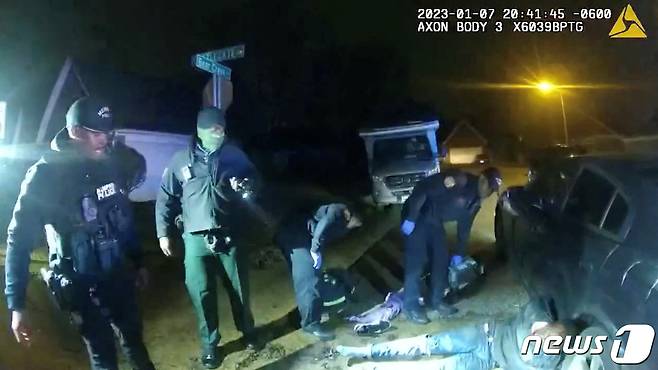 27일(현지시간) 공개된 보디캠 영상에 따르면 지난 7일 미국 테네시주 멤피스의 한 거리에서 타일러 니콜스(29·오른쪽)가 경찰들에 둘러싸인 채 바닥에 쓰러져 있다. 2023.01.27 ⓒ 로이터=뉴스1 ⓒ News1 정윤미 기자