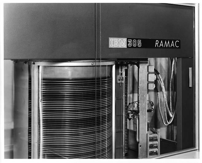 IBM이 만든 초기 컴퓨터 저장장치 'RAMAC'. 용량은 5메가바이트 수준이다./Online Archive of California