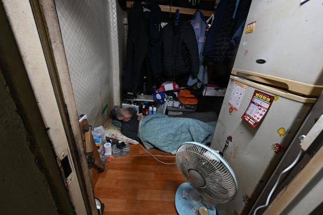 27일 서울 용산구 동자동 쪽방촌에 한 주민이 누워 있다. 고영권 기자