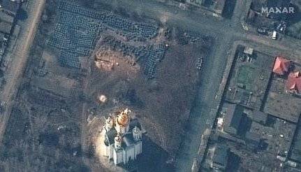 미 위성사진 업체 맥사(Maxar)가 3일 공개한 부차의 한 교회의 집단 매장처. 연합뉴스=로이터