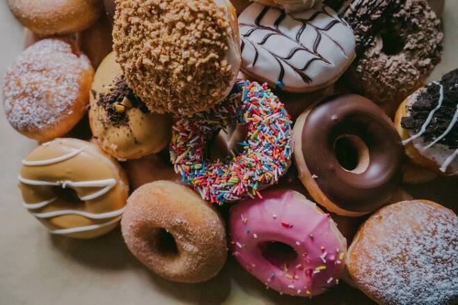 다양한 맛의 도넛들. 식품업계는 뇌를 자극하는 단 맛을 극대화한 식품들을 생산해 소비자들의 ‘위장 점유율’을 높인다.