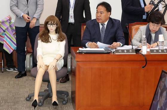 Lawmakers hold debate about sex dolls during an annual parliamentary hearing in 2019 in Yeouido, western Seoul. [NEWS1]