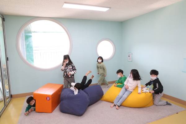경남 창원시 의창구 명서초등학교에 설치된 거점형 통합돌봄센터 ‘늘봄’에서 초등학생들이 즐거운 시간을 보내고 있다. 집처럼 맨발로 다니는 아이들은 빈백 소파에서 장난을 치거나 장난감을 갖고 노느라 분주했다. 경남교육청 제공