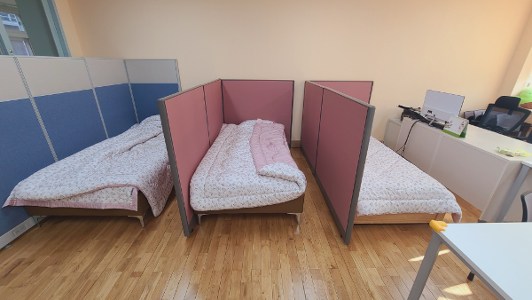 낮잠을 자고 싶거나 혼자 쉬고 싶은 학생을 위한 침실도 마련돼 있었지만, 시설을 방문했던 지난 19일에는 이용하는 학생은 보이지 않았다. 경남교육청 제공