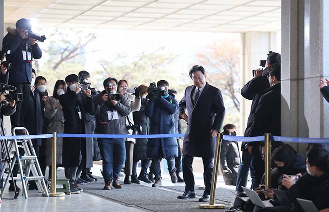 이재명 더불어민주당 대표가 28일 오전 서울 서초구 서울중앙지검에 위례 신도시·대장동 개발사업 비리 의혹과 관련한 검찰 소환 조사를 위해 들어서고 있다. [연합]