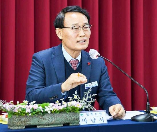 박남서 영주시장이 2월 13일까지 영주시 관내 19개 읍면동 민생탐방에 나선다. 사진은 지난27일 장수면행정복지센터에서 주민과의 대화를 하고 있다(영주시 제공)