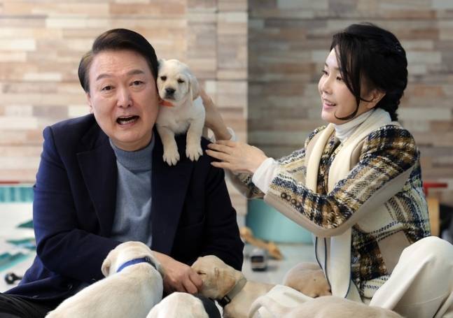윤석열 대통령(왼쪽)과 부인 김건희 여사가 지난달 24일 경기도 용인 삼성화재 안내견 학교에서 리트리버 강아지들과 즐거운 시간을 보내고 있다. 대통령실